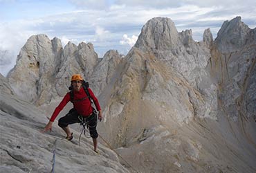 Cara Sur Naranjo de Bulnes: Un Reto para los Escaladores Más Valientes